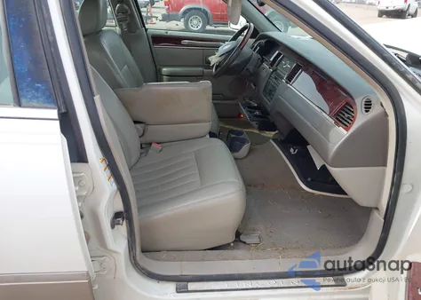 2003 Lincoln Town Car Signature z USA, uszkodzony, nr VIN 1LNHM82WX3Y676383